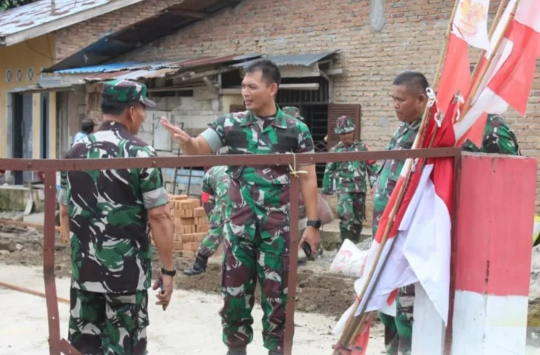 Letkol Inf Gede Agus Dian Pringgana, saat meninjau proses pembangunan KMP di Huta VII Karang Anyar, Kecamatan Gunung Maligas(foto; Pendim 0207/Sml)