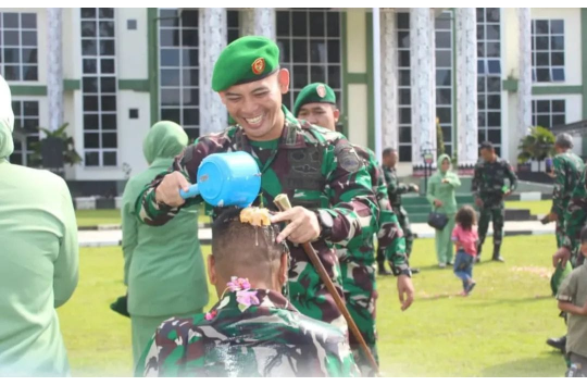 Letkol Inf. Gede Agus Dian Pringgana menyiram personil yang naik pangkat dengan kembang (foto: Pendim 0207)