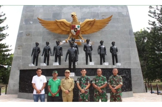 Letkol Inf Gede Agus Dian Pringgana, bersama Wakil Bupati Simalungun, Benny Gusman Sinaga, serta jajaran staf Kodim saat meninjau tugu Sujono.