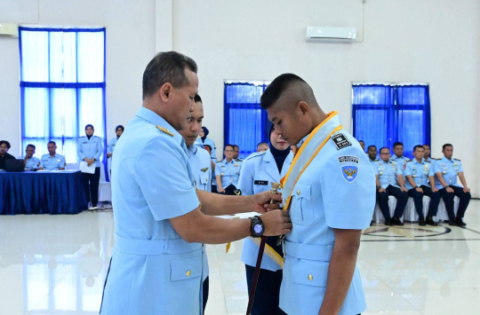 Komandan Kodiklatau, Marsdya TNI Dr. Arif Mustofa saat upacara penutupan Setukpa Angkatan ke‑32 Tahun 2025,di Balai Prawiratama Setukpa, Lanud Adi Soemarmo, pada Selasa 17 Juni 2025. (Foto: Dispen AU)