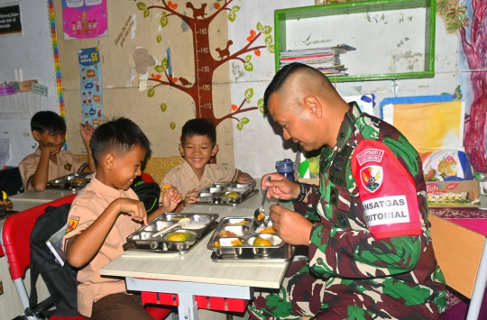 Komandan Lanud Husein Sastranegara, Kolonel Pnb Alfian, S.E., M.Han., melakukan peninjauan langsung ke dapur Satuan Pelayanan Pemenuhan Gizi (SPPG) Lanud Husein Sastranegara, Rabu (11/06/2025).