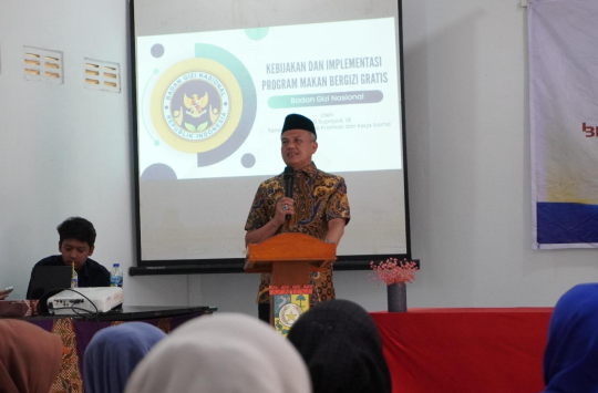 Anggota Komisi IX DPR RI Sahidin memberikan sambutan dalam sosialisasi Program Makan Bergizi Gratis di Aula Serbaguna Kampar, didampingi oleh perwakilan BGN dan Camat Tapung, Senin (30/6/2025).