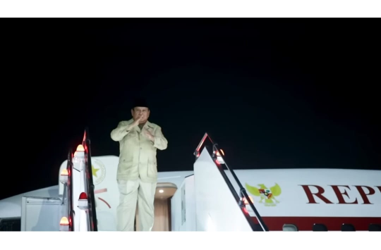 Presiden Republik Indonesia, Prabowo Subianto lepas landas dari Pangkalan Udara Paya Lebar Air Base menuju Rusia pada Senin malam, 16 Juni 2025. (Foto: Tangkapan Layar).