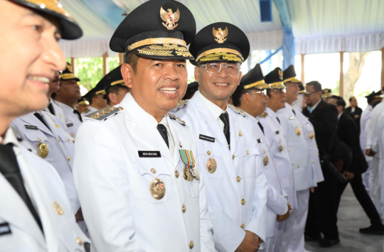 Gubernur Jawa Barat, Dedi Mulyadi. (Kedua dari kiri)