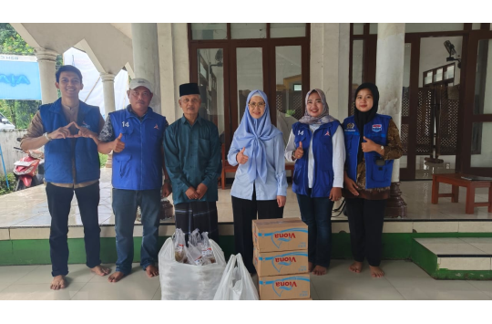 Dewan Pimpinan Cabang (DPC) Demokrat menggelar aksi sosial berbagi takjil kepada warga dan pengendara (Foto Ist)