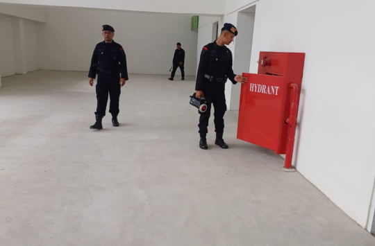 Personel Detasemen Gegana Satuan Brimob Polda Sumatera Utara melakukan sterilisasi di Sport Center Sumatera Utara (foto : Satbrimob Sumut)