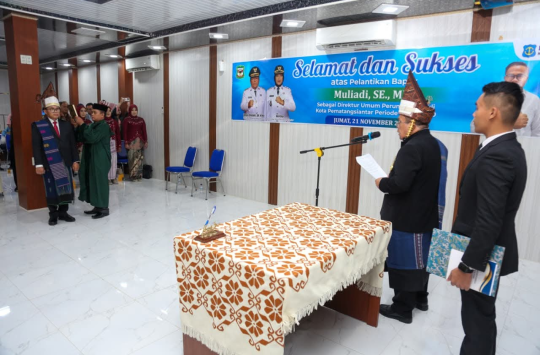 Wali Kota, Wesly Silalahi saat melantik Muliadi SE MM sebagai Dirum Perumda Air Minum Tirta Uli