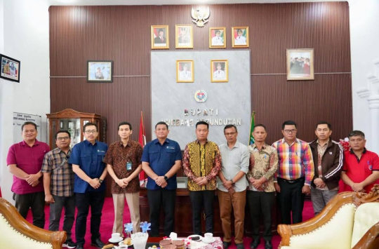 Bupati Dr Oloan P. Nababan saat menerima kunjungan Direktur Jenderal Tata Kelola dan Risiko Kementerian Pekerjaan Umum dan Perumahan Rakyat (PKP) RI, Azis Andriansyah