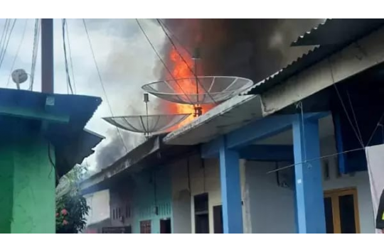 Kobaran api begitu cepat menjalar