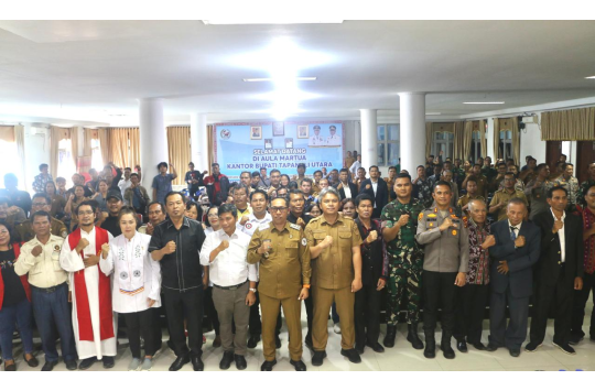 Bupati Tapanuli Utara Dr. Jonius Taripar Parsaoran Hutabarat bersama Forkopimda dan tokoh agama mengikuti doa bersama lintas agama di Aula Martua, Kantor Bupati Taput, Selasa (2/9/2025).(Foto:Loksa Situmeang/Kabarnas.id)