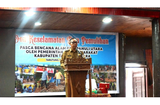 Bupati Tapanuli Utara Dr. Jonius Taripar P. Hutabarat saat menyampaikan sambutan pada doa bersama keselamatan dan pemulihan pascabencana di Gedung Sopo Partungkoan Tarutung, Selasa (9/12/2025).