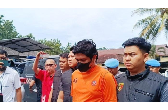 Dokter kandungan Muhammad Syafril Firdaus saat diamankan atas kasus pelecehan seksual terhadap pasiennya