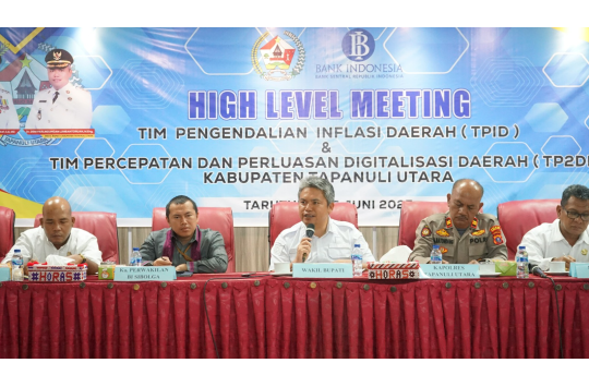 Wakil Bupati Tapanuli Utara Dr. Deni Parlindungan Lumbantoruan memimpin jalannya High Level Meeting TPID dan TP2DD di ruang rapat Kantor Bupati Taput, didampingi jajaran Forkopimda dan perwakilan Bank Indonesia serta BPS. (Foto: Loksa Situmeang)