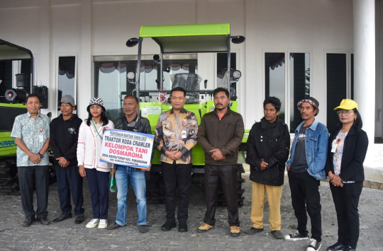 Bupati Humbahas Dr. Oloan P. Nababan, SH, MH menyerahkan dua unit traktor roda crawler kepada dua kelompok tani.