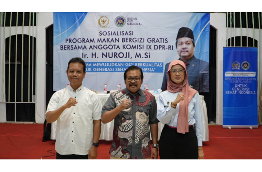 Anggota Komisi IX DPR RI Nuroji bersama perwakilan BGN saat memberikan edukasi gizi kepada warga dalam acara sosialisasi Program Makan Bergizi Gratis di Graha Multiguna Bekasi ( Foto istimewa)