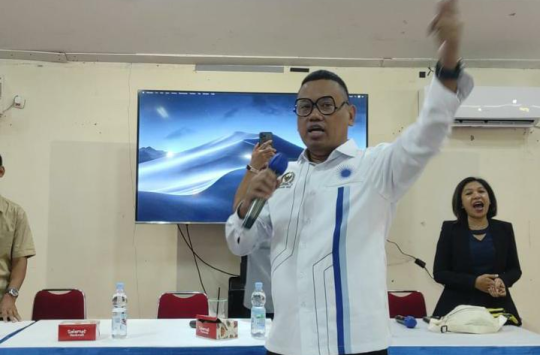 Anggota DPR RI Uya Kuya bersama warga Kebayoran Lama dalam sosialisasi Program Makan Bergizi Gratis di Aula Masjid Raya Al-Insan, Patal Senayan.