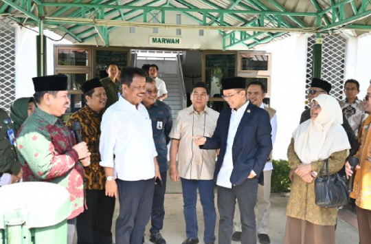 Anggota Komisi VIII DPR Maman Imanul Haq beserta rombongan Tim Kunres Komisi VIII DPR RI saat meninjau fasilitas dan layanan asrama haji Kota Batam, Kamis, 11 Mei 2023. (Foto:Istimewa)
