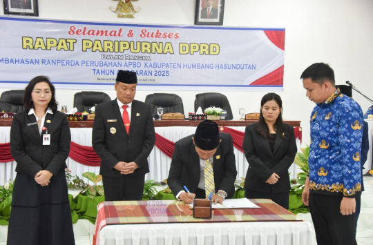 Bupati Humbahas Dr. Oloan P. Nababan, SH, MH bersama unsur pimpinan DPRD saat menandatangani  Perda PAPBD Tahun 2025