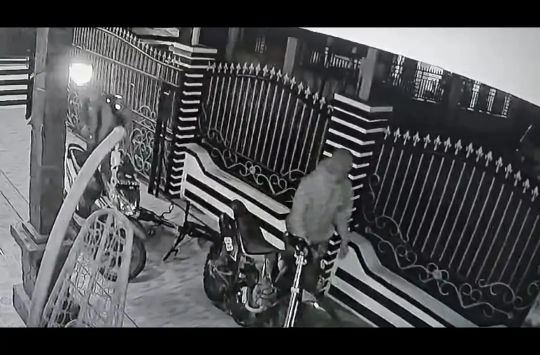 Aksi Pencurian 2 Unit Sepeda Motor Terekam CCTV