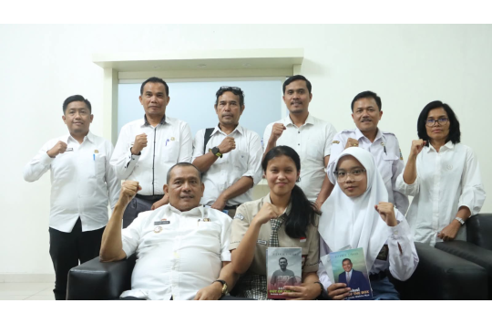 Sri Rahel Sitohang (no.2depan) dan Nona Trihayidah (no.3 depan) saat bertemu Bupati Dairi, Vickner Sinaga (paling kiri depan) (foto: Diskominfo Dairi)