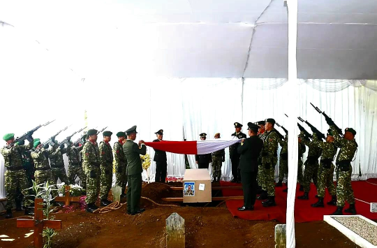 Dua Prajurit Gugur di Lebanon Dimakamkan Militer, Tangis Haru Iringi Pengabdian Terakhir
