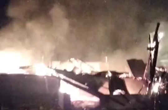 Kondisi dua unit rumah habis di lahap api (Foto ist)