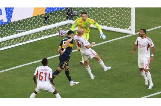 Pertarungan keras di lini tengah antara pemain Boca Juniors dan Benfica mewarnai laga imbang 2-2 di Hard Rock Stadium, Florida.( Foto: Getty Images/Sandra Montanez)
