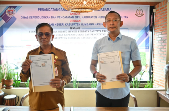 Kadis Dukcapil Jara Trisepto Lumbantoruan dan Kepala Kejaksaan Negeri Humbahas, Dr. Noordien Kusumanegara