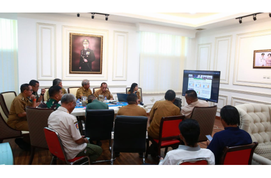 Tapanuli Utara Dr. Jonius Taripar Parsaoran Hutabarat dan Wabup Dr. Deni Lumbantoruan mengikuti rapat koordinasi bersama Ketua DEN Jenderal TNI (Purn) Luhut Binsar Pandjaitan melalui Zoom Meeting dari ruang kerja Bupati di Tarutung.