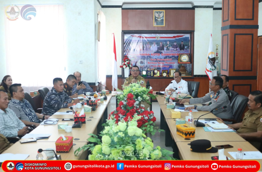 Wali Kota Gunungsitoli memimpin rakor Forkopimda dan Pertamina dalam upaya atasi kelangkaan elpiji 3 kg (Foto: Pemko Gunungsitoli)