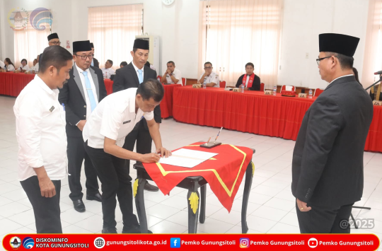 Wali Kota Gunungsitoli saat melantik 4 Pejabat Eselon II (foto; Diskominfo Gunungsitoli)