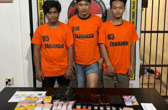 Empat pelaku beserta barang bukti saat diamankan Polisi