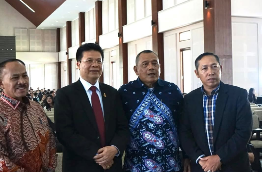 Ephorus HKBP Pdt. Dr. Viktor Tinambunan bersama Bupati Taput JTP Hutabarat, Bupati Dairi Vikner Sinaga, dan Anggota DPR RI Maruli Siahaan saat peluncuran buku “Merawat Ciptaan Tuhan” di Jetun Silangit, Tapanuli Utara, 27 September 2025.