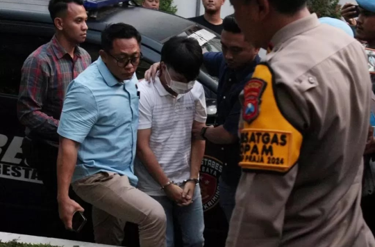 Ivan sugianto saat dikawal ketat oleh polisi dan didampingj seorang petinju