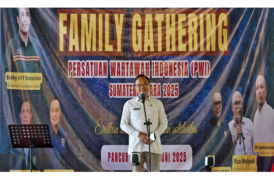 Plt Kadis Kominfo Sumut Porman Mahulae mewakili Gubernur Sumut saat menyampaikan sambutan dalam Family Gathering PWI Sumut di Central Park Zoo, Deliserdang, disaksikan ribuan wartawan dan keluarga dari berbagai daerah di Sumut (Foto: Sumutprov.go.id)