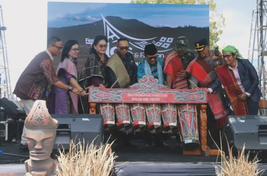 Bupati Tapanuli Utara Dr. Jonius Taripar Parsaoran Hutabarat, S.Si., M.Si bersama Ketua Dekranasda Taput Ny. Neny Angelina JTP Hutabarat saat membuka Festival Ulos dan Fashion Taput 2025 di depan Gedung Kesenian Sopo Partungkoan, Tarutung (17/10/2025).