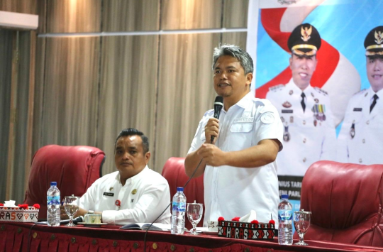 Wakil Bupati Tapanuli Utara Dr. Deni Parlindungan Lumbantoruan, M.Eng memimpin FGD III RPPLH Tahun 2025 bersama Kepala Dinas Lingkungan Hidup dan camat se-Tapanuli Utara di Aula Martua, Rabu (30/07/2025). (Foto: Loksa Situmeang).