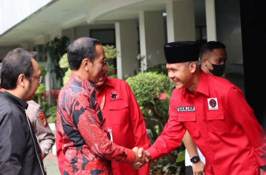 Bakal calon presiden (Bacapres), Ganjar Pranowo menyambut kehadiran ﻿Presiden Joko Widodo atau Jokowi pada pembukaan Rakernas III PDIP yang digelar di Sekolah Partai Lenteng Agung, Jakarta Selatan, Selasa, 6 Juni 2023. (Foto: Istimewa)