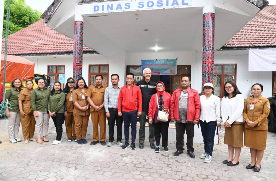 Ganjar Pranowo bersama Tri Rismaharini tiba di Humbahas untuk menyalurkan bantuan.