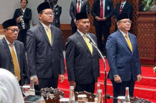 Kombes Pol (Purn) DR Maruli Siahaan SH,MH, No 3 dari Kiri saat disumpah jadi Anggota DPR RI(18/02/2025)