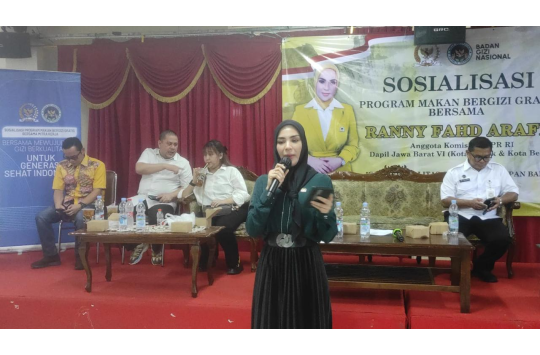 saat memberikan sambutan pada sosialisasi Program Makan Bergizi Gratis (MBG) di Plaza Taman Harapan Baru, Bekasi (22/7/2025), didampingi perwakilan Badan Gizi Nasional dan dihadiri ratusan warga yang antusias.