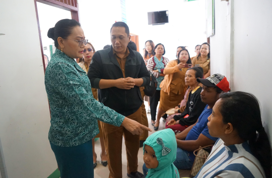 Ketua TP PKK Taput Ny. Neny Angelina JTP Hutabarat Br. Purba saat meninjau langsung fasilitas pelayanan kesehatan di Puskesmas Sipahutar sambil berdialog dengan warga, Selasa (22/7/2025).