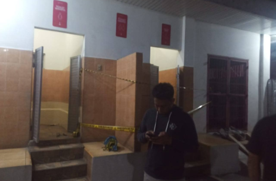 Petugas kepolisian melakukan olah TKP di toilet SPBU Balige, tempat pria lansia ditemukan meninggal dunia pada Senin malam (28/7/2025). Jenazah korban telah dievakuasi ke RSUD Porsea untuk pemeriksaan lebih lanjut. (Foto Istimewa/Kabarnas.id)