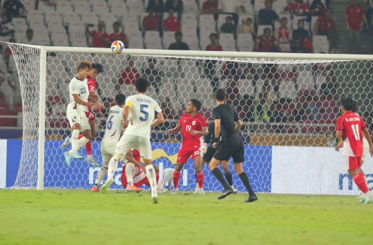Pemain Timnas U23 Indonesia mencoba melewati penjagaan pemain Thailand dalam laga panas semifinal Piala AFF U23 2025 di Stadion Utama Gelora Bung Karno, Jakarta (25/7/2025).