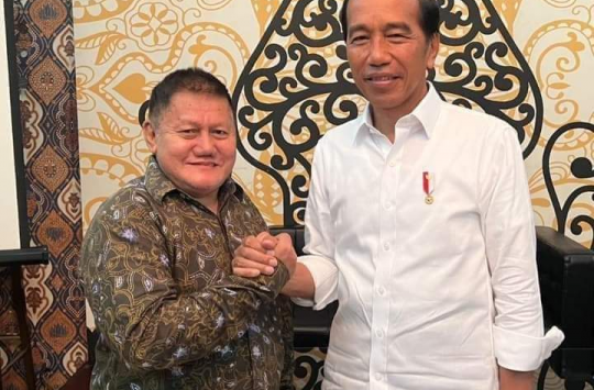 Ketua Umum Perjuangan Rakyat Nusantara (Pernusa), KP Norman Hadinegoro dan Presiden Jokowi. (Foto:Istimewa)