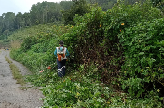 Masyarakat sedang bergotong royong di Desa Hutaraja Hasundutan, Kecamatan Sipoholon. (foto: Loksa Situmeang/Kabarnas.com)