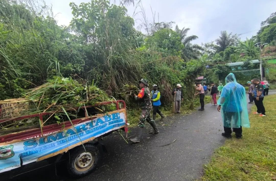 Gotong Royong Jumat Bersih di Siantar Marihat: Sinergi TNI, Polri, dan Warga Wujudkan Lingkungan Sehat