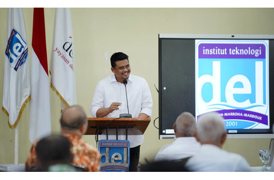Gubernur Sumut,  Muhammad Bobby Afif Nasution saat menyampaikan kata sambutan di Kampus IT DEL, Laguboti