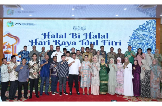 Gubsu dan Kepala Daerah saat Acara Halalbihalal (foto: humas pemprovsu)