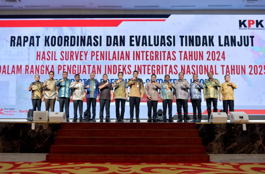 Gubsu dan kepala daerah Kab/ Kota  foto bersama di sela acara Rakor dan Evaluasi SPI
